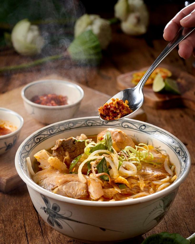 Tô bún bò Huế nóng, sợi bún tròn, điểm rau thơm
